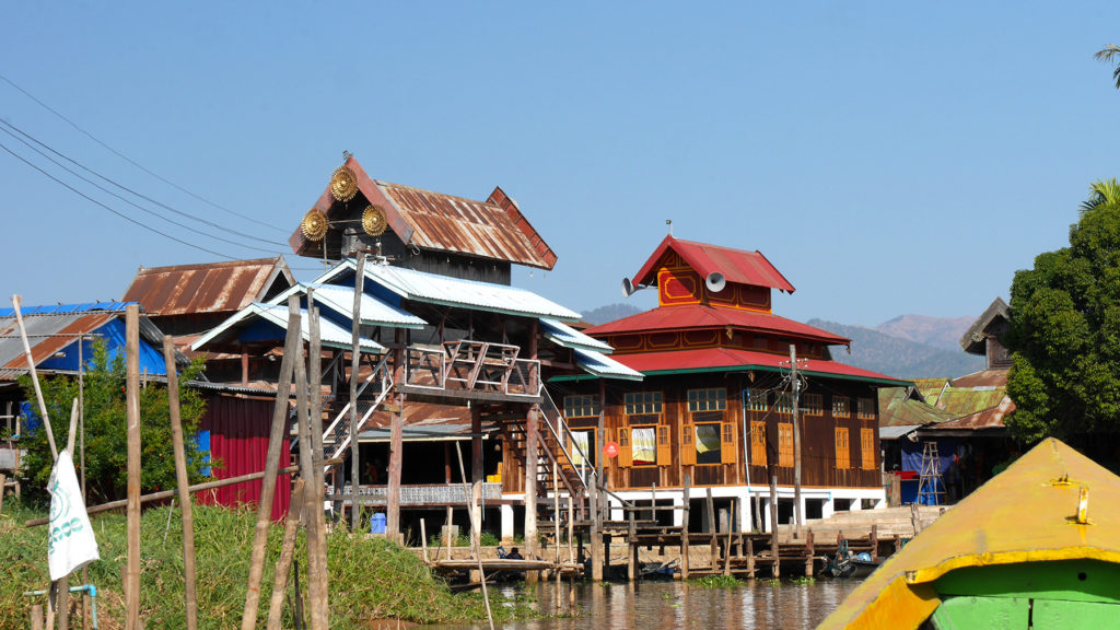 Vanha puinen temppeli Inle-järven veneretken varrella