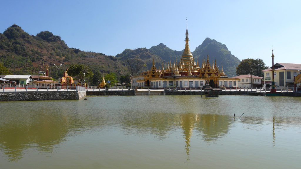 Wir machten einen kleinen Halt in der Stadt Pinlaung, wo wir an einem Teich vor einem hübschen goldenen Kloster saßen