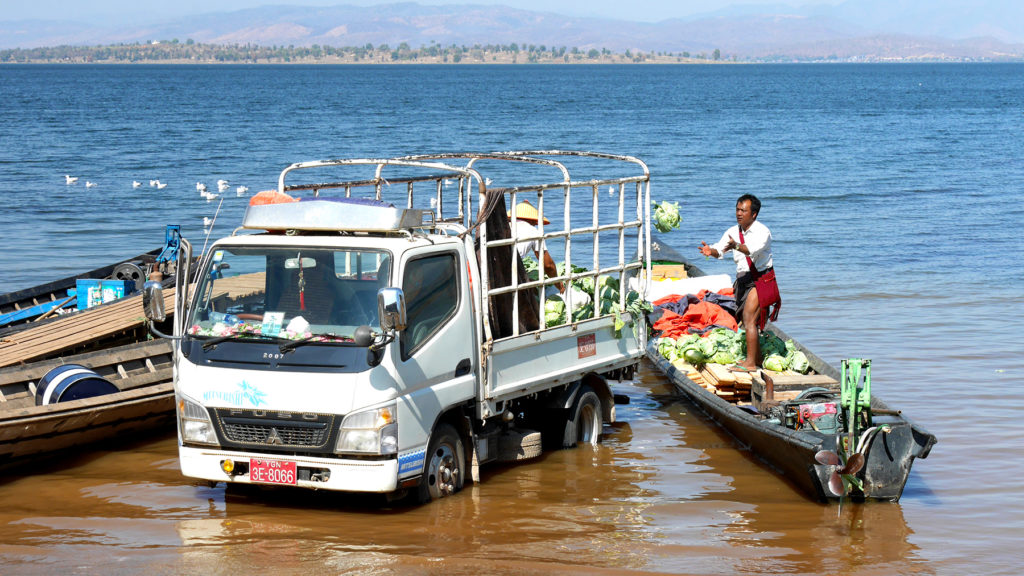 Während dem Essen beobachteten wir, wie Gemüse von einem LKW auf eines der Boote umgeladen wurde