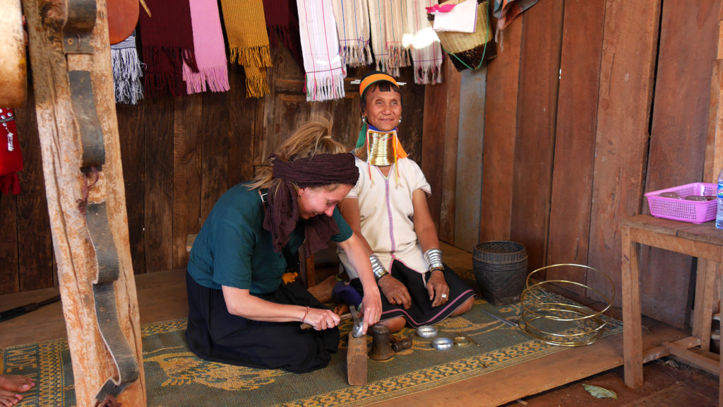 Johanna probiert die traditionellen Methoden der Schmuckherstellung - Nicht ganz einfach