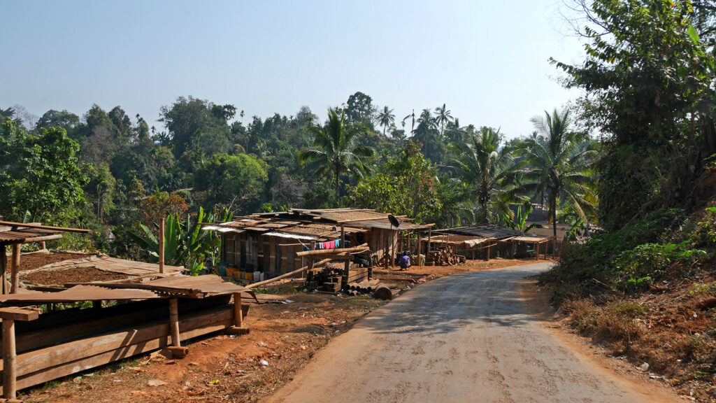 Eines der vielen kleinen Dörfer auf unserem Weg von Loikaw nach Taungoo