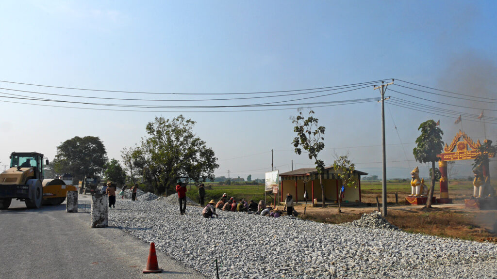 One of the construction sites we passed. Surprisingly, there are often also many women working at the road constructions in Myanmar.