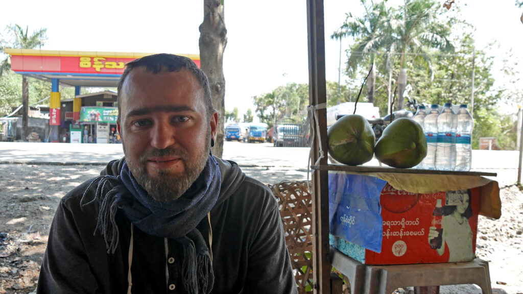 Haa haa haa. During a coconut break. The road dust created a unibrow for Seri. Which picture is more ridiculous, this one or the one of Johanna's dusty face on our previous post? :-D