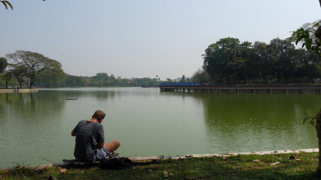 Ein großer, grüner Park in Yangon