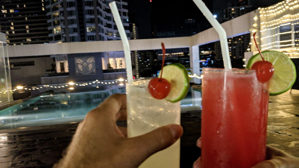 Cocktails am Pool an unserem letzten Abend in BKK