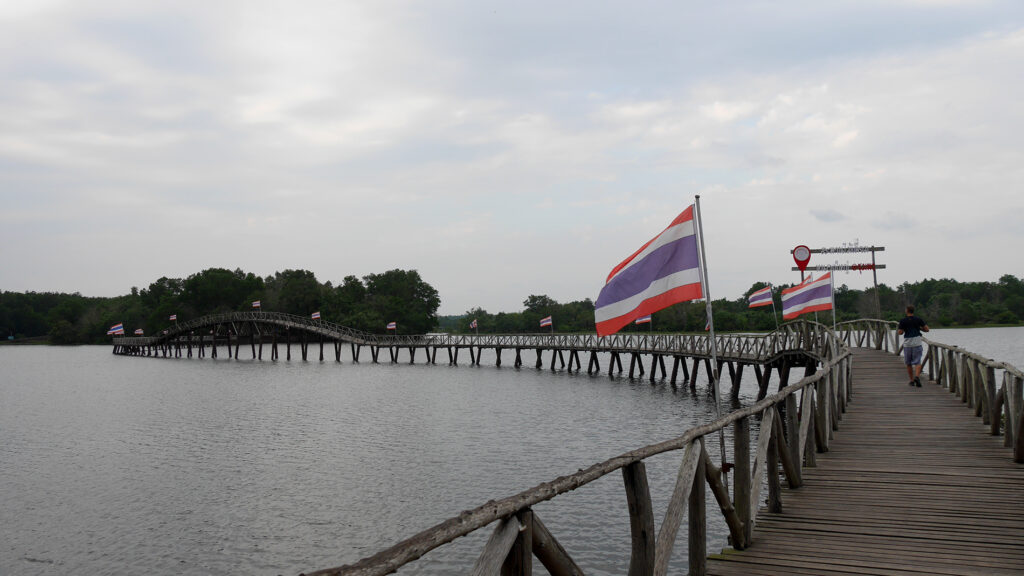 Nong Yai -järven yli vievä pitkä puinen silta